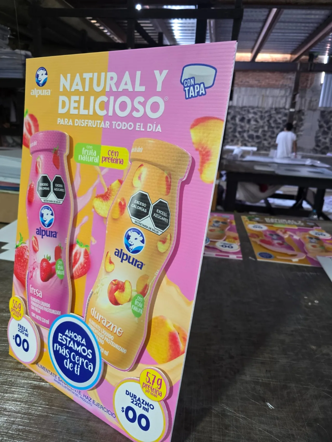 Display rígido impreso con tecnología UV en la planta de producción
