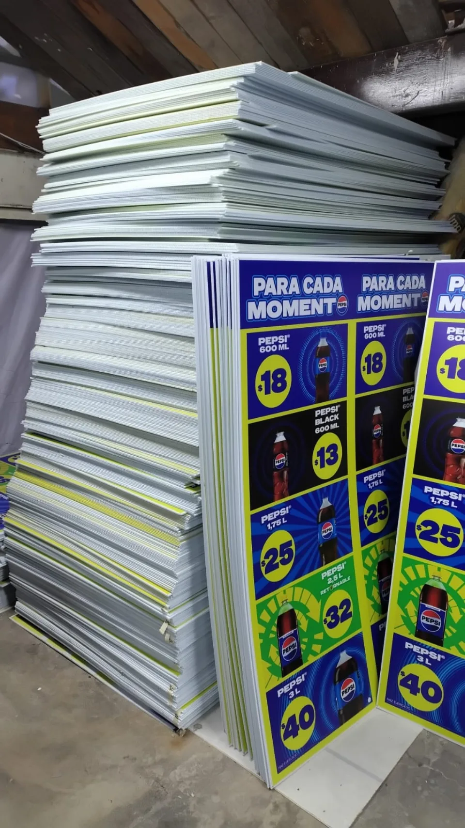 Miles de piezas impresas apiladas listas para distribución