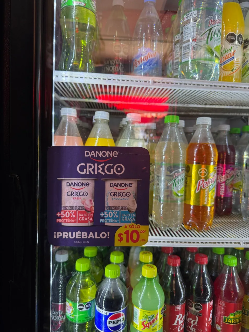 Material POP instalado en refrigerador de punto de venta