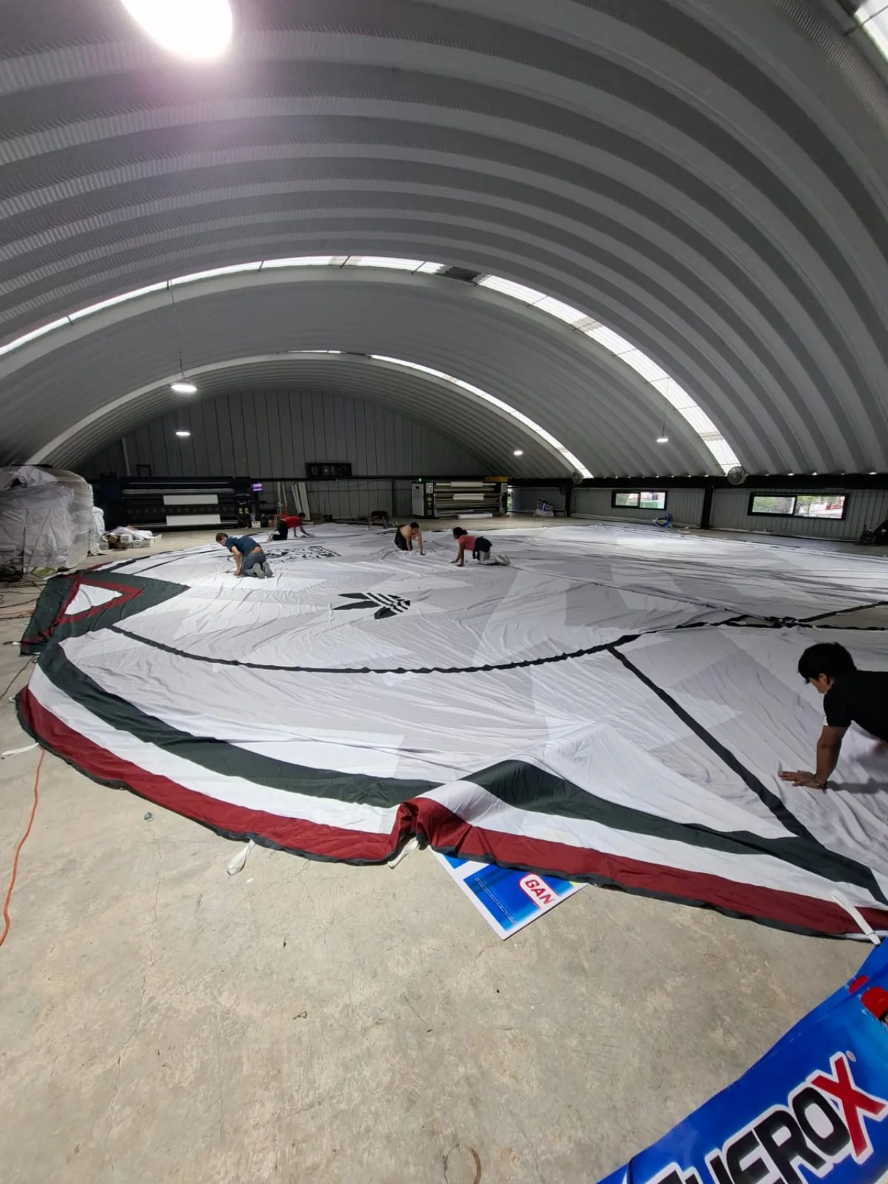 Textil de gran formato sublimado extendido en la nave de producción